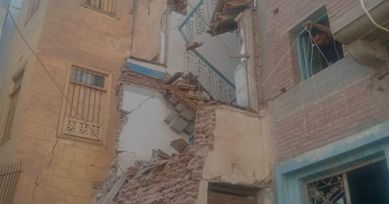 انهيار جزء من منزل قديم على سيارة بمدينة فوه بكفر الشيخ دون إصابات.. صور