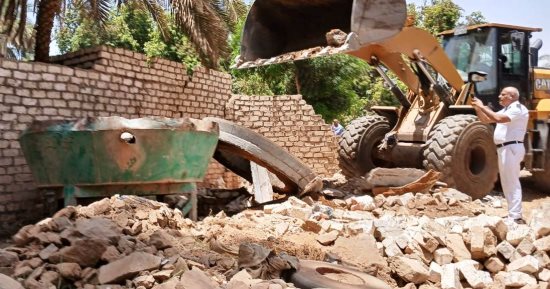 إزالة طواحين ذهب و120 حالة تعدى على مساحة 60 ألف م2 بأسوان.. صور