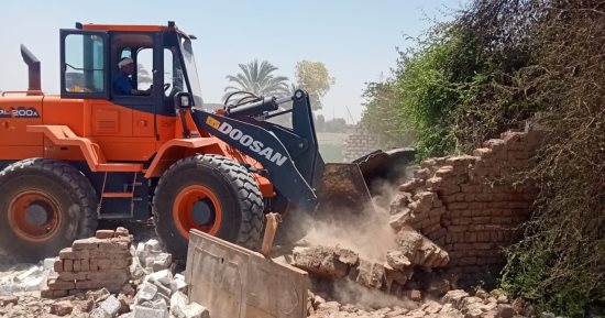تنفيذ 9 قرارات إزالة بقرية المدامود في الزينية ضمن الموجة 26 للتعديات