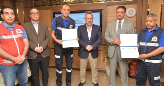 محافظ أسيوط يكرم مسعفا وسائقا لردهما مبلغا ماليا عثرا عليه أثناء أداء عملهما