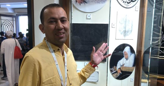 تكريم خالد لعبد الرحيم أمين.. فنان زينت أنامله كسوة الكعبة الشريفة