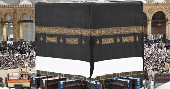 إرث متواصل يمتد لـ100 عام.. تغيير كسوة الكعبة المشرفة وسط أجواء روحانية