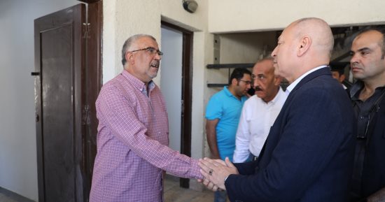 المحافظ يزور الأسر المتضررة من انهيار عقاري حدائق القبة بعد تسليمهم وحدات بديلة
