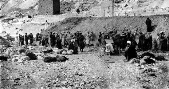 صورة نادرة من الدير البحري.. حفريات المنصة الوسطى من عام 1894