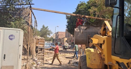 محافظة الجيزة تزيل تعديات على كوبرى بهجات بالمنوات لإقامة موقف سرفيس نموذجى