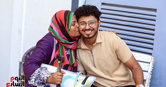 الابتسامات ترسم الوجوه.. طلاب الثانوية العامة: امتحان الإنجليزي سهل ومباشر