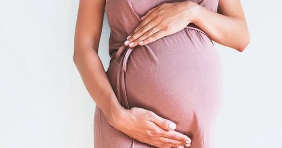 روتين العناية بالبشرة للحامل في الصيف.. 5 خطوات تحميها من أثر الحر والهرمونات