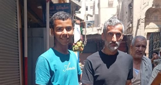 ريبيرو مدرب الأهلي يتجول فى شارع المعز ويلتقط صورا مع الجماهير.. فيديو