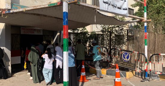 طلاب الثانوية العامة نظام قديم يؤدون امتحان التفاضل والتكامل.. ويؤكدون: الأسئلة تضمنت أفكار متنوعة ومتدرجة من حيث الصعوبة.. وزارة التعليم: هدوء باللجان و 4 اختبارات بالرياضيات مقابل 2 للنظام الجديد 