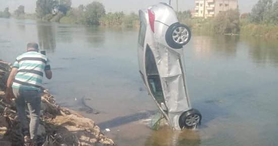 سائق متهور.. سقوط سيارة داخل ترعة على طريق أجا فى المنصورة 