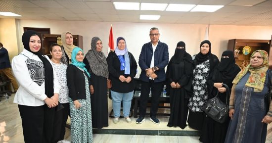 محافظ جنوب سيناء يلتقى ممثلات المرأة البدوية ويستجيب لمطالبهن