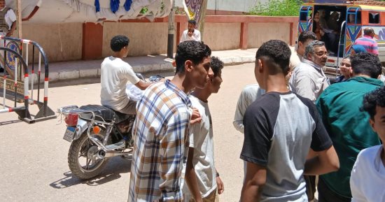 الإنجليزى يرسم البهجة على وجوه طلاب الثانوية العامة فى قنا.. فيديو