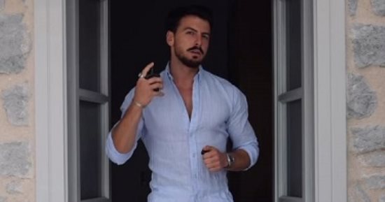من شياكة البيبي بلو لرقي الأبيض.. موضة ملابس الرجال في صيف 2025