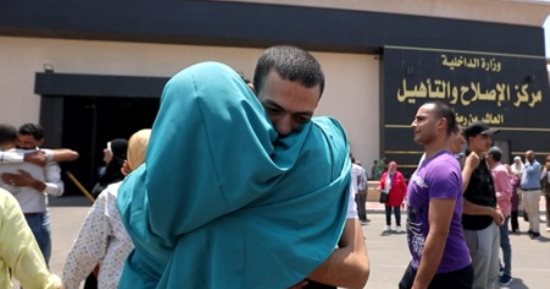 نزلاء مفرج عنهم يشكرون الرئيس السيسى: عاد بنا لأسرنا فى ذكرى 30 يونيو.. صور