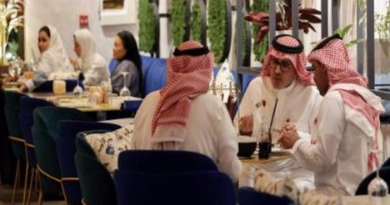 يبدأ غدا.. إلزام بالإفصاح عن المكونات الغذائية بـ"منيو" مطاعم ومقاهى السعودية