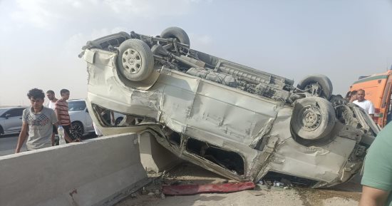 مصرع شخص وإصابة 14 آخرين إثر انقلاب سيارة على طريق السخنة السويس
