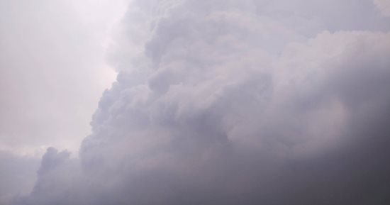 غيوم كثيفة ورعد فى سماء محافظة القليوبية.. فيديو