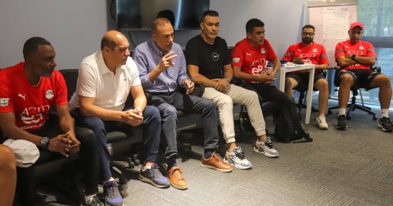 عزام ونبيل والحضرى يجتمعون بلاعبى المنتخب الوطنى تحت 17 عاما
