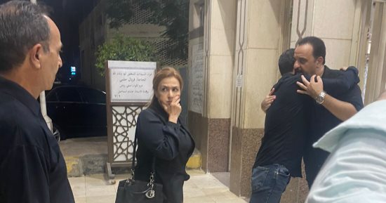 طارق علام وسيمون فى عزاء والدة هشام إسماعيل