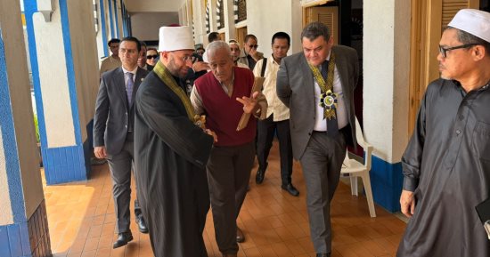 وزير الأوقاف يزور المسجد الأزرق فى الفلبين ويتفقد شئون الجالية المسلمة