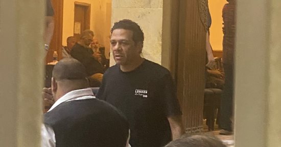 خالد جلال وحمزة العيلى يقدمان العزاء فى والدة هشام إسماعيل