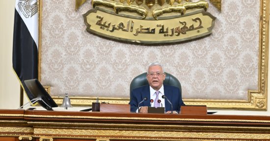 رئيس مجلس النواب ممازحا النواب: "وقفتوا ليه الجلسة مستمرة فكرتونى بأيام الدراسة"