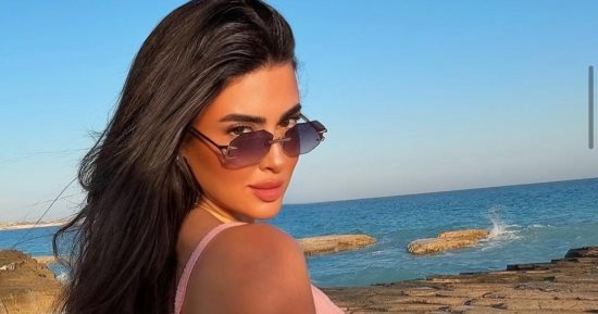 ميرنا نور الدين تستمتع بأجواء الصيف بالقفز من الطائرة والجلوس على شاطئ البحر