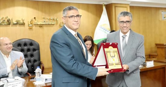محافظ الجيزة يكرم مدير مديرية الطب البيطرى لبلوغه سن التقاعد