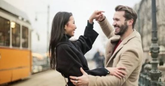 4 أبراج ما بتعرفش تعبر عن حبها بالكلام لكن بتفضل الفعل.. أبرزهم السرطان