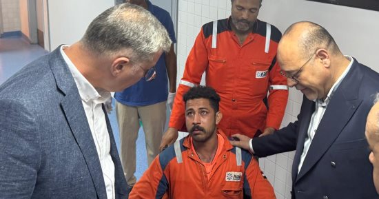 وزيرا البترول والعمل يطمئنان على الناجين من حادث بارج خليج السويس 