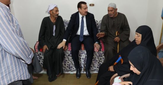 محافظ المنوفية يقدم واجب العزاء لأسرة سائق التوك توك " ضحية الطقس السيئ " بكمشيش