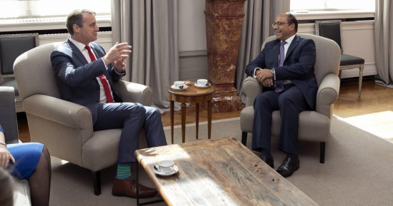 سفير مصر لدى بلجيكا يلتقى رئيس مجلس الشيوخ البلجيكى