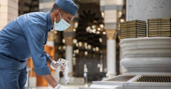 بأكثر من 2700 لتر معقمات.. جهود مكثفة لتنظيف المسجد النبوى