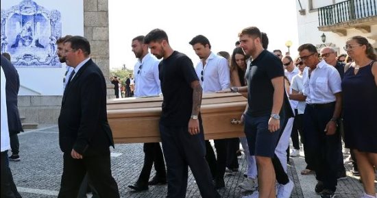 الوداع الأخير.. لاعبو وجهاز فنى ليفربول فى جنازة ديوجو جوتا.. فيديو