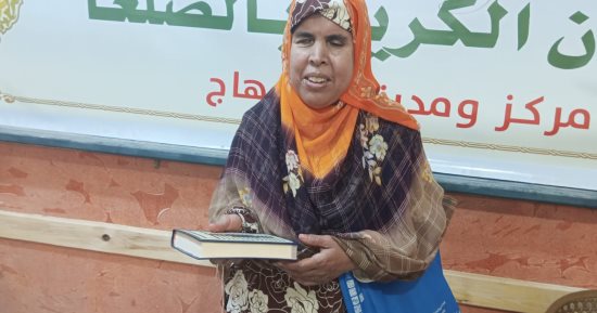آمنة تحدت الظلام والأمية.. سيدة كفيفة عمرها 55 سنة من سوهاج تحفظ كتاب الله وترتله بأحكامه فى 8 سنوات.. كانت تسير مسافة بعيدة 3 مرات أسبوعيًا لأجل القرآن الكريم.. وتصبح محفظة وتحلم بالعمرة.. فيديو وصور