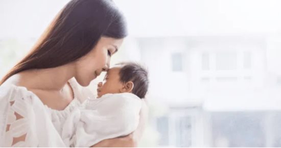 فى اليوم العالمى للتقبيل.. اعرفى فوائد القبلات لطفلك واحتضانه