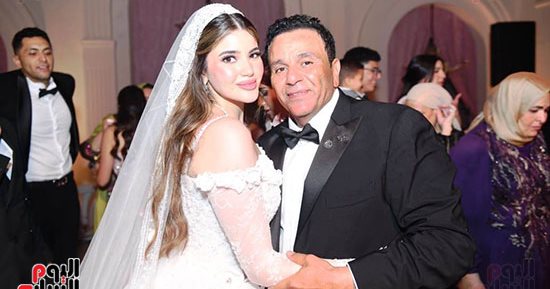 محمد فؤاد يغنى "أنا بين إيديك" لابنته وزوجها فى حفل زفافهما (صور)