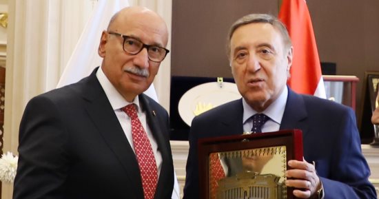 رئيس المحكمة الدستورية يهنئ رئيس مجلس القضاء الأعلى بمنصبه الجديد