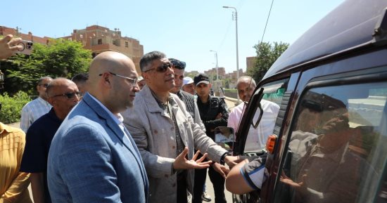 محافظ الجيزة يضبط سائقًا يسير عكس الاتجاه خلال جولة له بطريق بهرمس