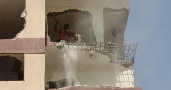 محافظ القاهرة: مستمرون في تنفيذ قرارات إزالة العقارات الآيلة للسقوط.. صور