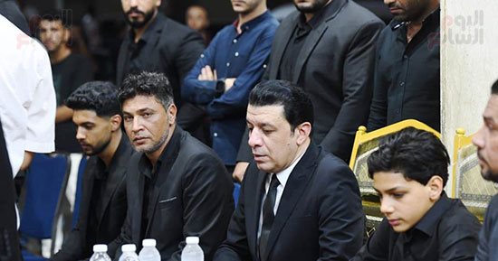 مصطفى كامل والليثى وحمزة الصغير فى استقبال عزاء أحمد عامر.. صور 