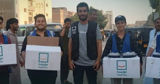 حياة كريمة توزع 2000 وجبة سبيل بمناسبة يوم عاشوراء
