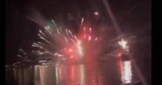 قارب يتحول لكتلة نار بسبب الألعاب النارية باحتفالات عيد الاستقلال.. فيديو وصور