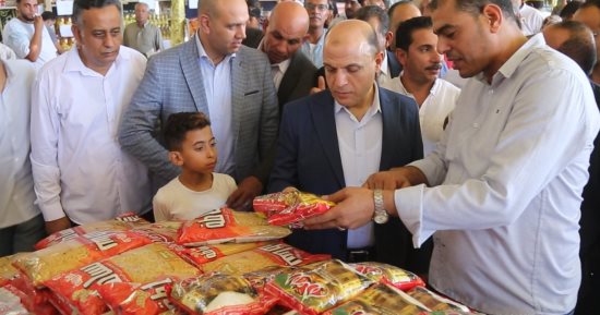 محافظ كفر الشيخ يتفقد سوق اليوم الواحد بالحامول بتخفيضات تصل 30%.. صور