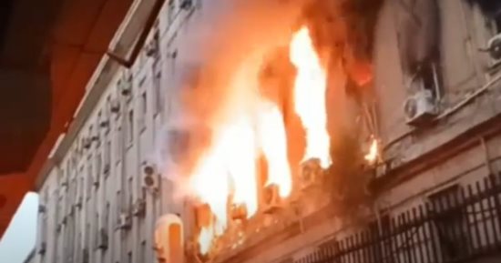 حريق سنترال رمسيس يؤثر على خدمات الاتصالات.. عمرو طلعت: عودة الخدمة تدريجيا خلال 24 ساعة.. تعويض المستخدمين من تأثر الخدمة.. وخدمات "النجدة" و"الإسعاف" و"الخبز" بالمحافظات لم تتأثر بالحادث