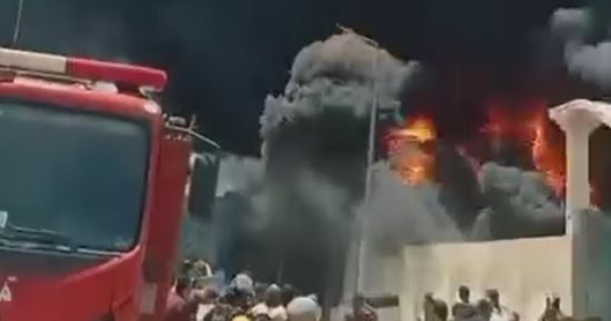 كردون أمنى لتسهيل عمليات إطفاء حريق مصنع منظفات وكيماويات مدينة بدر