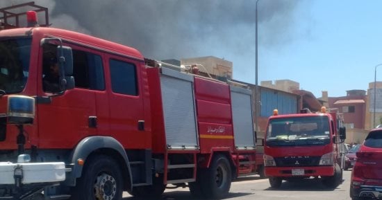 السيطرة على حريق بمزرعة الصرف الصحى فى أخميم بعد الدفع بـ10 سيارات إطفاء ومياه