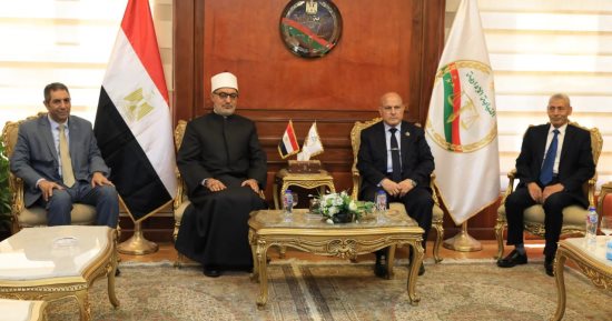 مفتي الجمهورية يهنئ رئيس هيئة النيابة الإدارية بتوليه المنصب رسميًّا