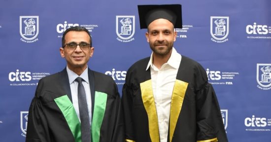 عمرو الحلواني لاعب الأهلي يحتفل بالحصول على دبلومة فيفا
