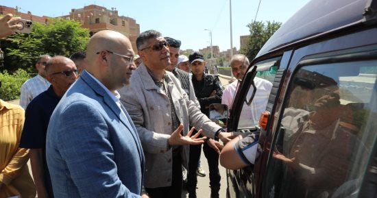 محافظ الجيزة يضبط سائقا يسير عكس الاتجاه بطريق بهرمس.. فيديو